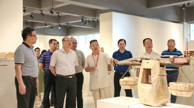 自治区政协调研组莅临问鼎在线(中国)调研考察