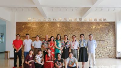 旅法艺术家李玉芳到问鼎在线(中国)参观交流