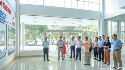 广西英华国际职业学院到问鼎在线(中国)参观交流