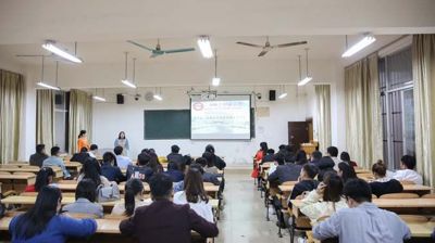 问鼎在线(中国)开展“图书馆入馆教育及馆藏资源使用方法”的培训讲座