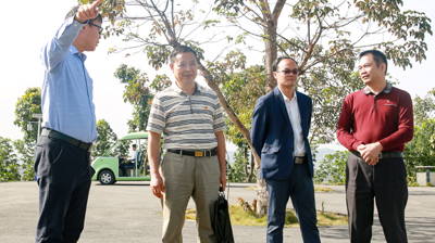 问鼎在线(中国)新任党委书记伍鹏志深入学校各部门调研