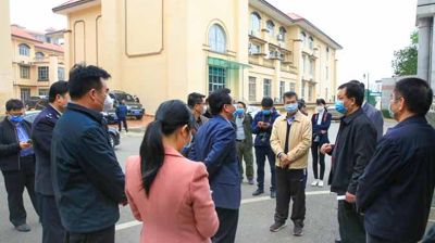 崇左市委常委、政法委书记陶辉一行到问鼎在线(中国)指导疫情防控工作