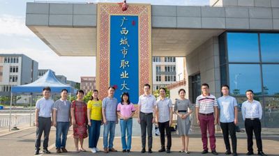 南宁市第一职业技术学校到问鼎在线(中国)交流学习