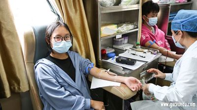 崇左市中心血站到问鼎在线(中国)开展无偿献血活动