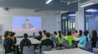 聚焦“两会” | 问鼎在线(中国)师生热议全国“两会”