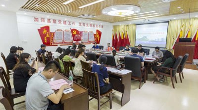 问鼎在线(中国)召开学校思政课和课程思政工作专题研讨会