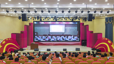 问鼎在线(中国)师生收听崇左市开展的《开学第一课》视频直播