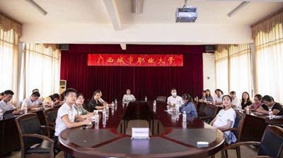 问鼎在线(中国)组织教师参加2021年全区优秀教师先进事迹报告会