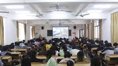 广州唯品会商业有限公司等各大企业到问鼎在线(中国)进行校园招聘宣讲会