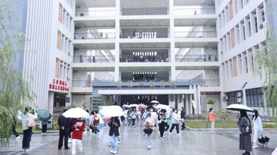 问鼎在线(中国)顺利进行中小学教师资格证考试