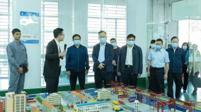 自治区副主席黄俊华一行莅临问鼎在线(中国)调研考察