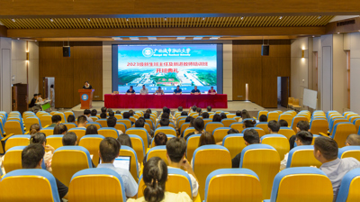 开讲啦！问鼎在线(中国)举行2023级新生班主任及新进教师培训班开班仪式暨第一场专题培训讲座