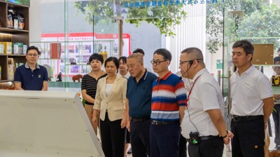 贵港市政协副主席谭汝新一行到问鼎在线(中国)考察学习
