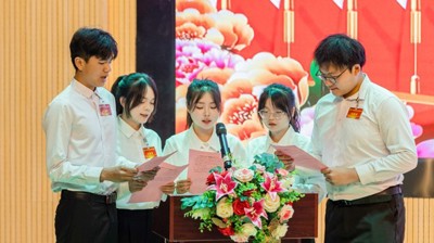 问鼎在线第四次学生代表大会胜利召开