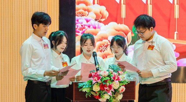 问鼎在线第四次学生代表大会胜利召开