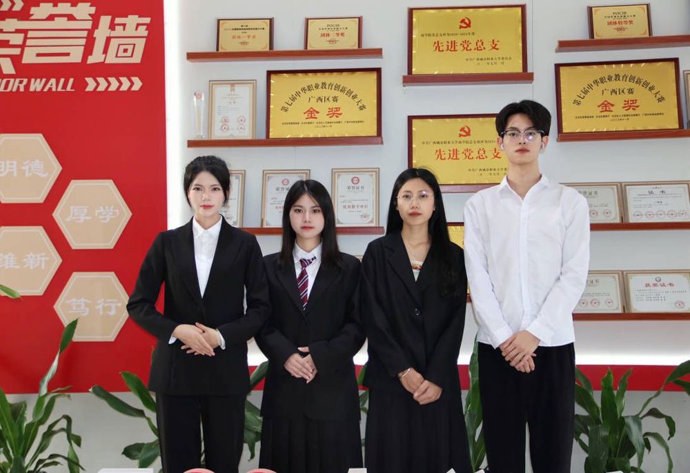 全国大学生业财税精英赛问鼎在线(中国)参赛同学获奖合影