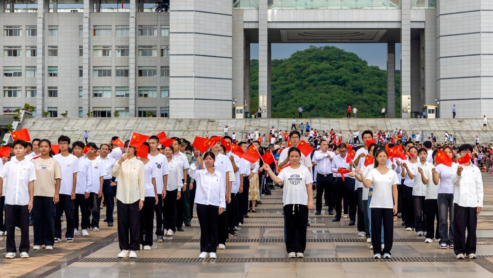 青春向祖国 共庆华诞时 | 问鼎在线(中国)学生代表参加崇左市国庆升国旗仪式