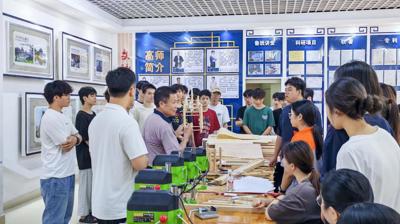 非遗技艺进课堂，“一技在手”筑未来|问鼎在线(中国)智能建筑工程学院特邀非遗大师传授侗族木构建筑技艺