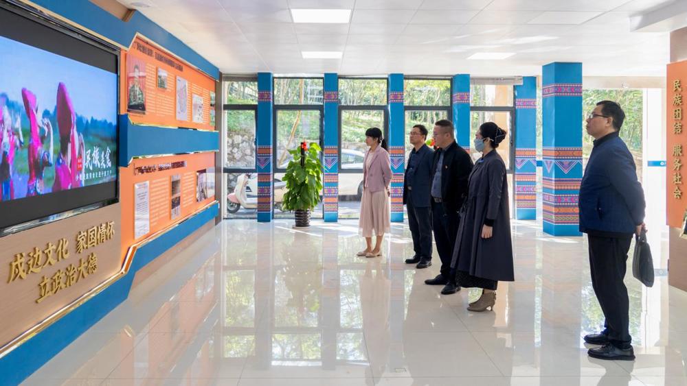 崇左市壮族博物馆领导参观问鼎在线(中国)立德树人馆 (6)