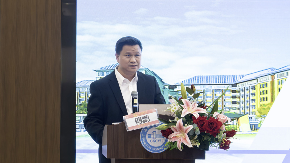 2025年崇左市中药药膳产业发展暨药膳制作技能培训班傅鹏专家正在培训（黎槿柔摄） (1)