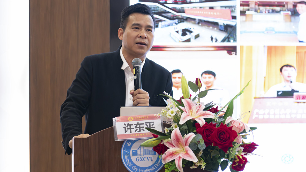 2025年崇左市中药药膳产业发展暨药膳制作技能培训班许东平老师发言特写（吴思洋摄） (1)